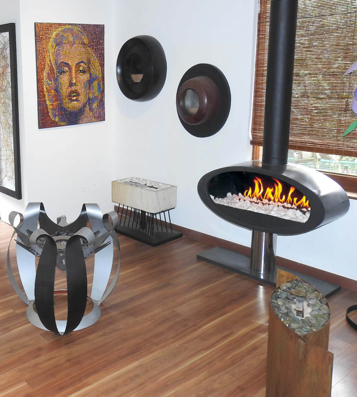 Chimenea Elipse como centro decorativo en espacio minimalista - Diseño bogotano de alta gama