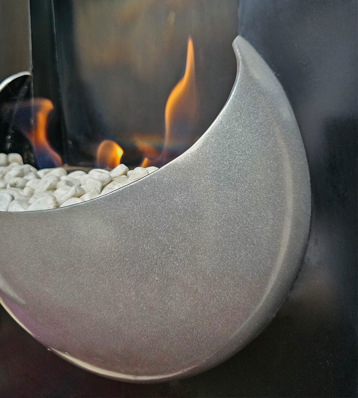 Chimenea Fuego Ancestral en sala moderna - Diseño inspirado en la cultura Tairona bogotano
