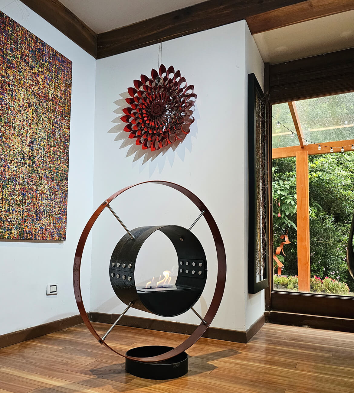 Chimenea Orbital en espacio moderno - Diseño artístico y portátil bogotano